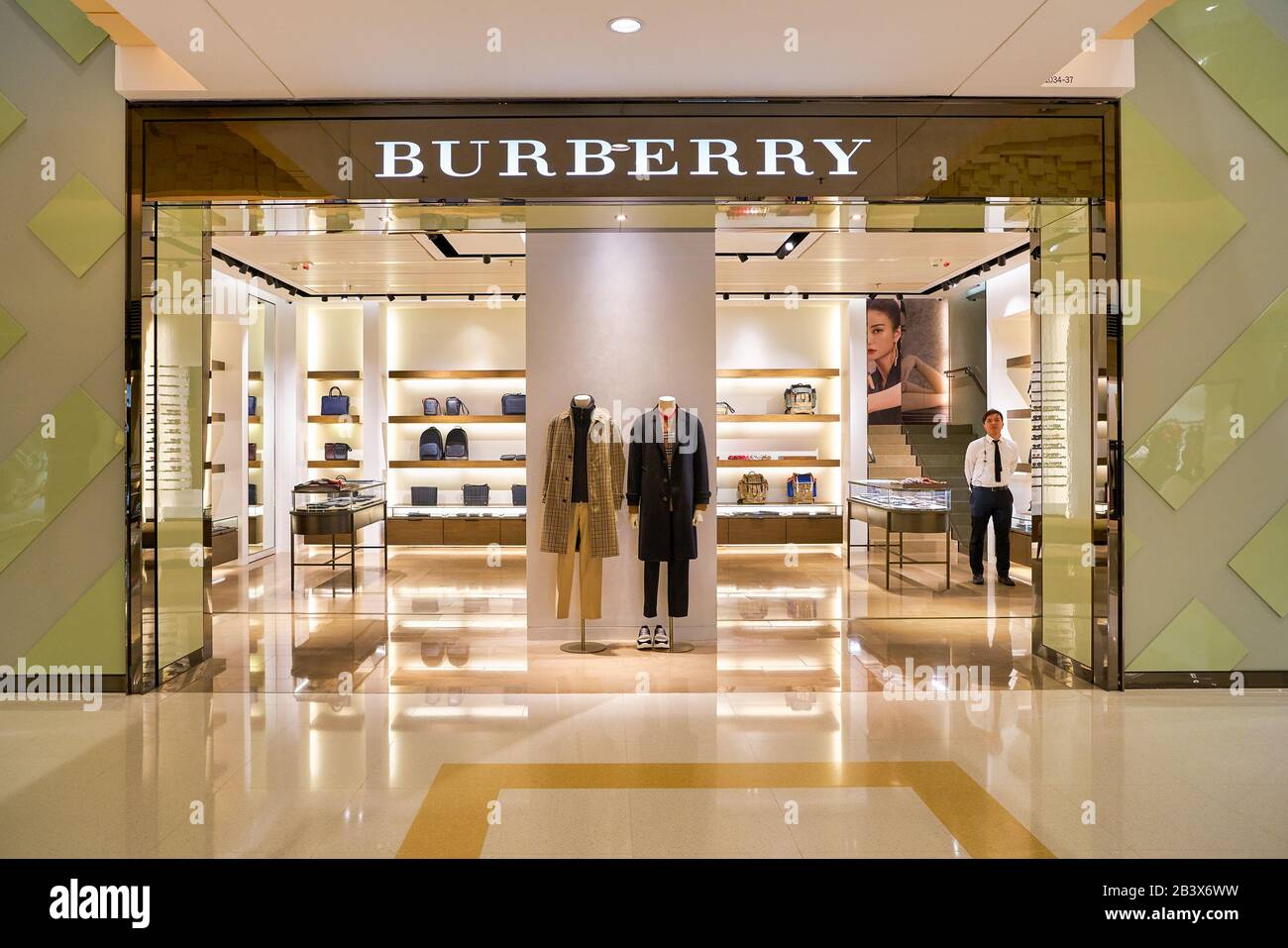 Hong KONG, CINA - CIRCA GENNAIO 2019: Burberry firma sopra l'ingresso del  negozio in Elements centro commerciale. Burberry Group PLC è una moda  britannica di lusso ho Foto stock - Alamy