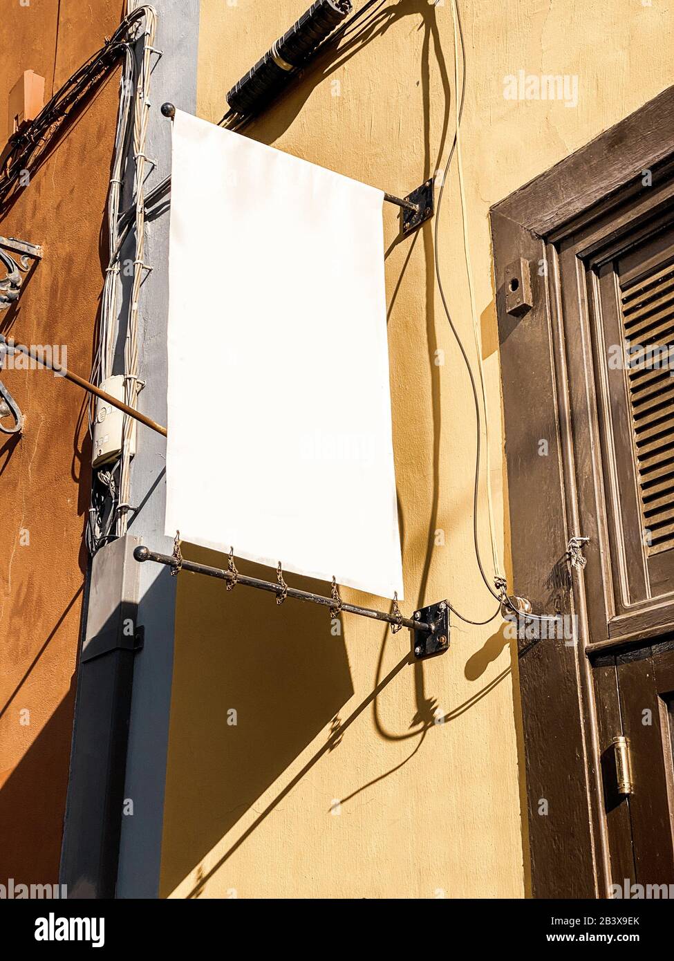 Tavola con spazio vuoto sulla facciata dell'edificio vecchio. Immagine realizzata sul telefono cellulare Foto Stock