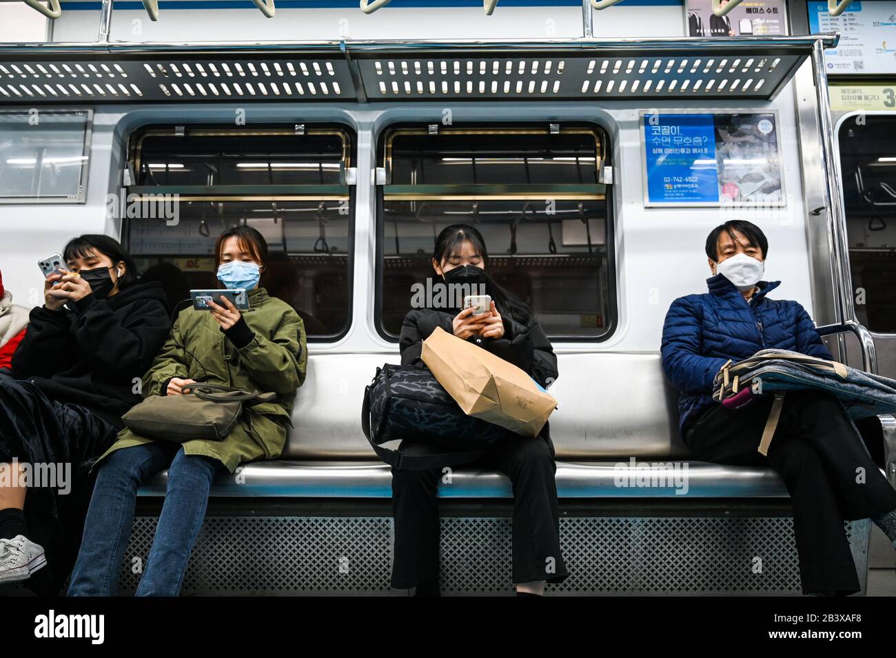 I passeggeri indossano maschere mentre fanno un giro in metropolitana a Seoul, Corea del Sud durante il Coronavirus, COVID-19, focolaio, il 4 marzo 2020. Secondo i Centri per il controllo e la prevenzione Delle Malattie della Corea del Sud, il numero dei decessi causati dal virus è stato pari a 35, con un totale di 5.766 infezioni in tutto il paese. Foto di Thomas Maresca/UPI Foto Stock