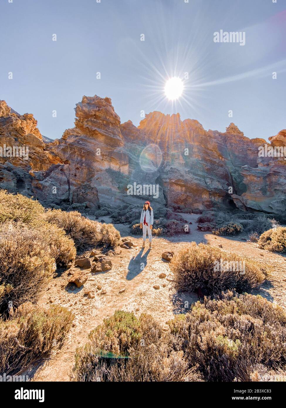 Paesaggio di una bella roccia sulla valle del deserto con donna in viaggio. Immagine realizzata sul telefono cellulare Foto Stock