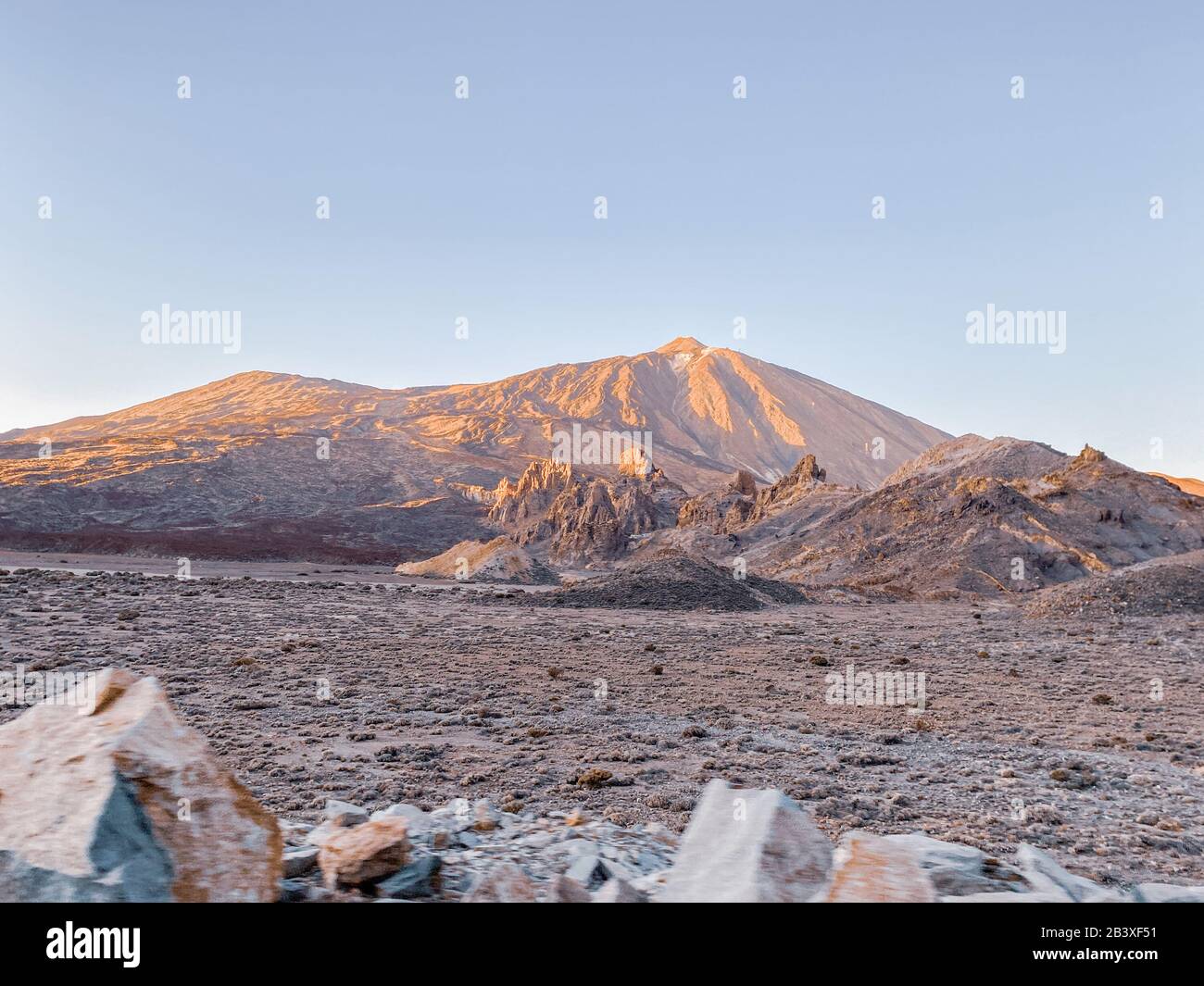 Bellissimo paesaggio sulla valle vulcanica con il vulcano Teide sullo sfondo durante una giornata di sole. Immagine realizzata sul telefono cellulare Foto Stock