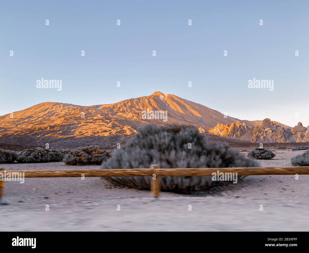 Bellissimo paesaggio sulla valle vulcanica con il vulcano Teide sullo sfondo durante una giornata di sole. Immagine realizzata sul telefono cellulare Foto Stock