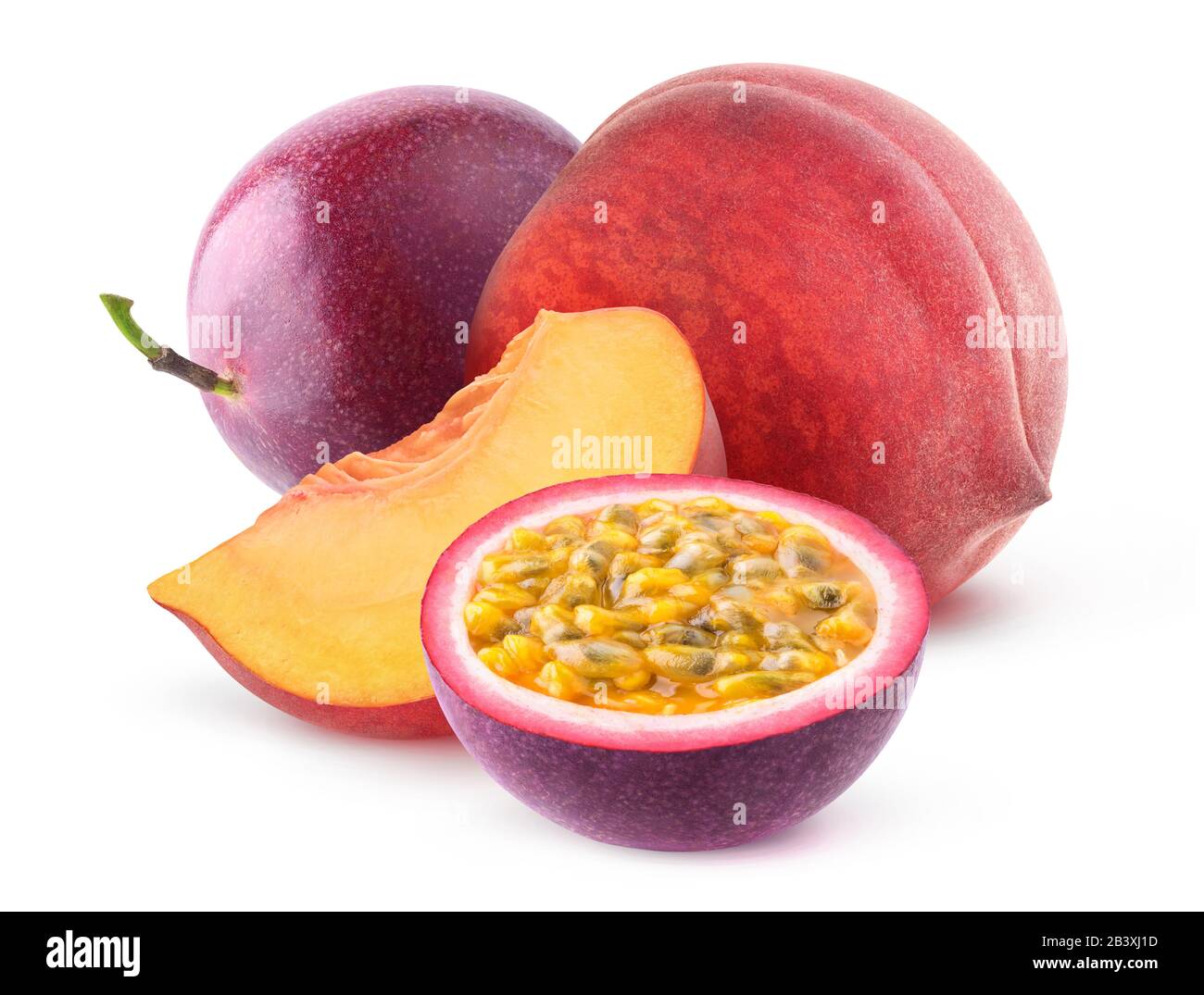 Frutti isolati. Frutti interi e tagliati di pesca e maracuya isolati su sfondo bianco con sentiero di taglio Foto Stock