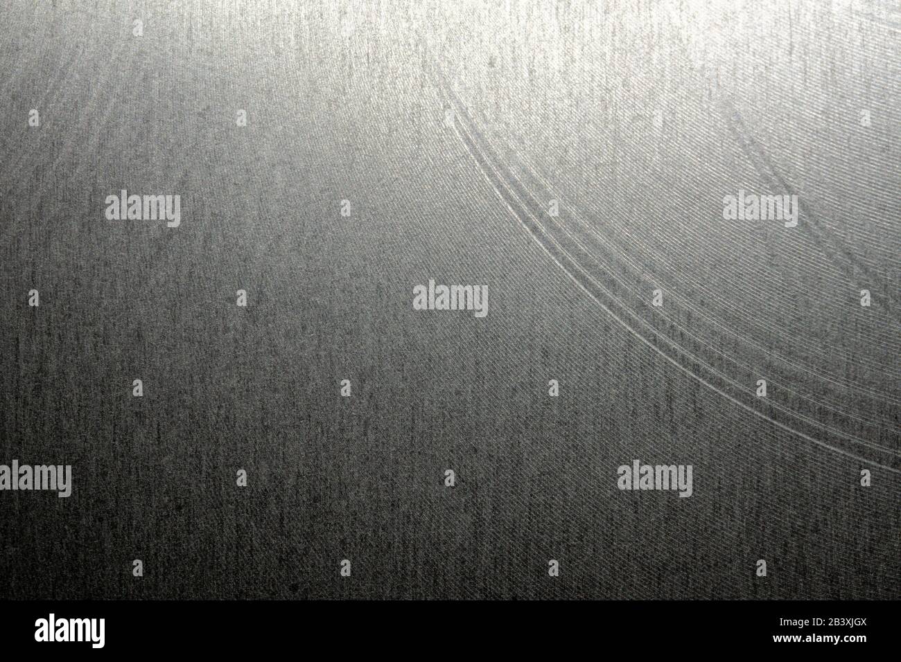 Closeup industriale realistico grigio acciaio inossidabile parte piatta fuoco parziale dopo instradamento CNC industriale elaborazione ad alto contrasto luce astratta r Foto Stock