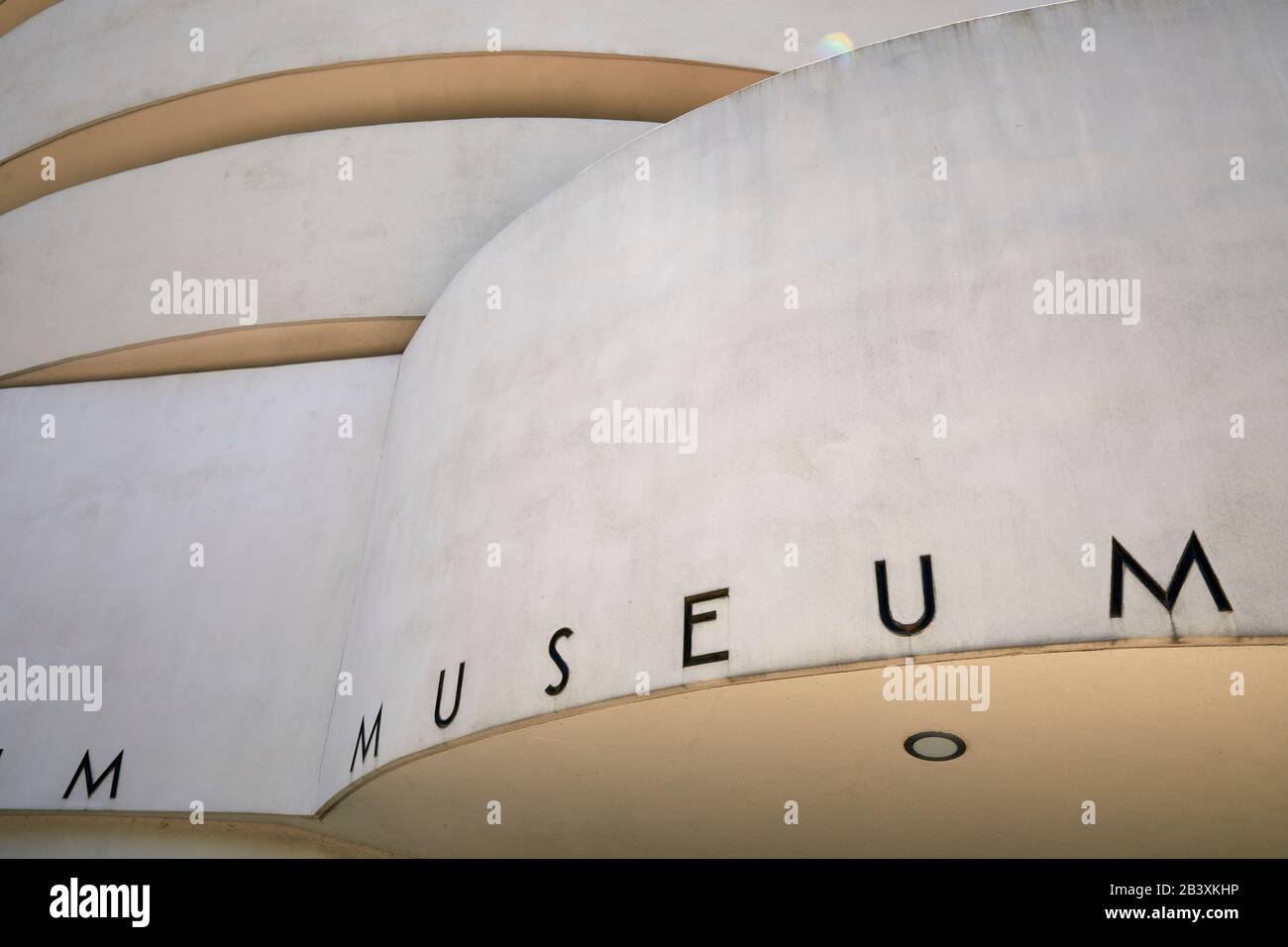 Guggenheim Museum di arte moderna e contemporanea dell'architetto Frank Lloyd Wright sulla Fifth Avenue a New York City. Foto Stock