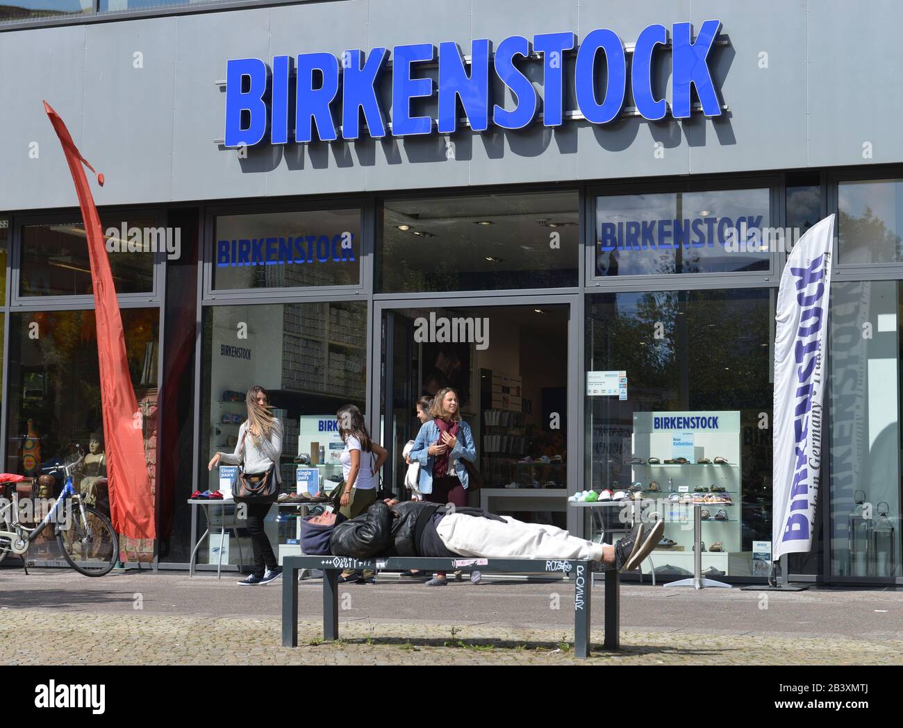 Birkenstock Geschaift, Karl-Liebknecht-Strasse, Mitte, Berlino, Deutschland  Foto stock - Alamy