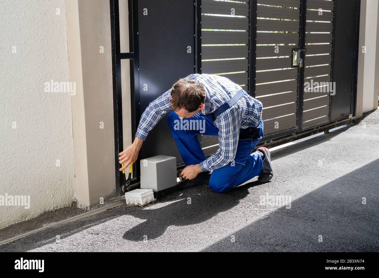 Riparazione Di Riparatore Rottura Di Una Porta Automatica Nell'Edificio Foto Stock