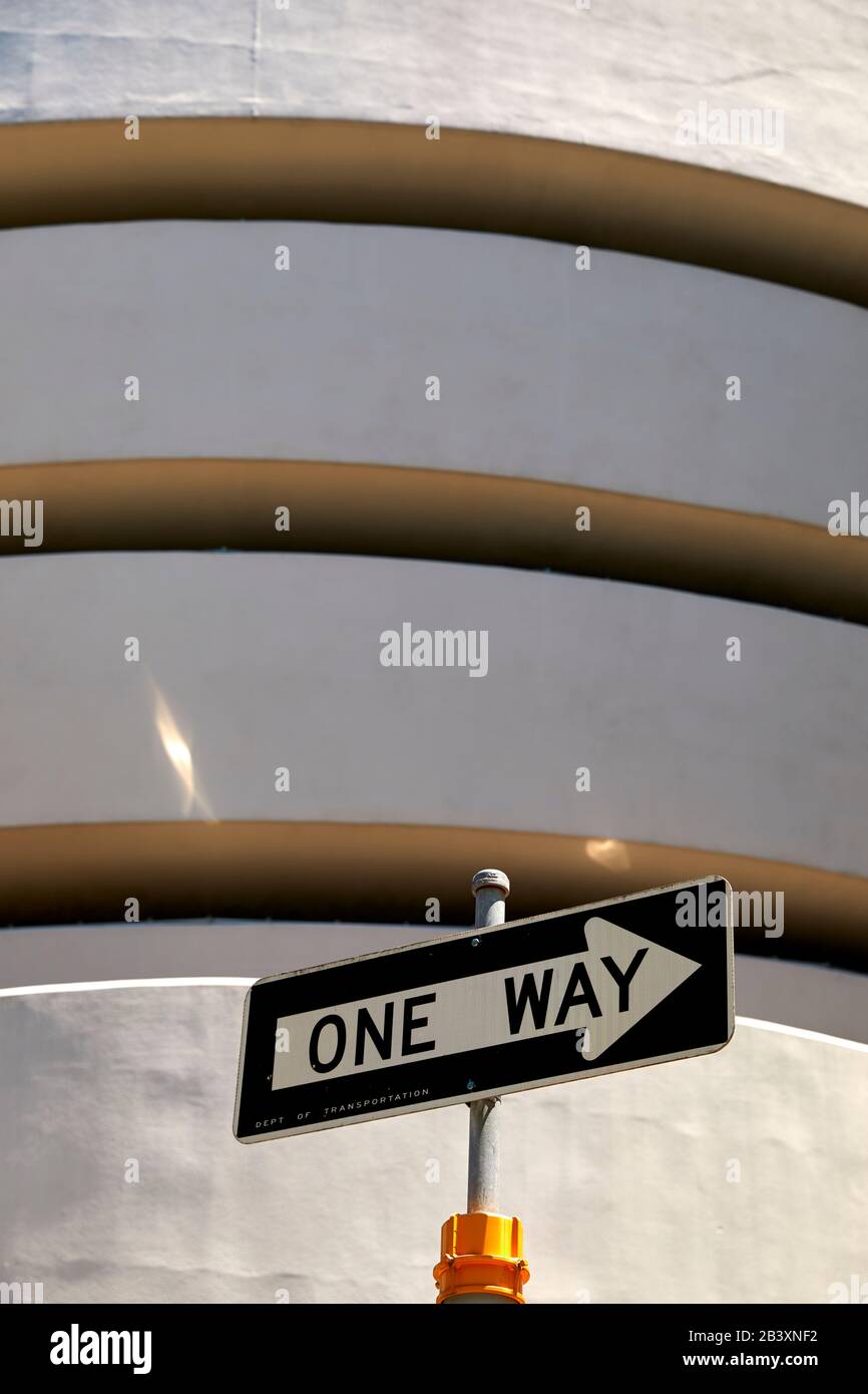Guggenheim Museum di arte moderna e contemporanea dell'architetto Frank Lloyd Wright sulla Fifth Avenue a New York City. Foto Stock