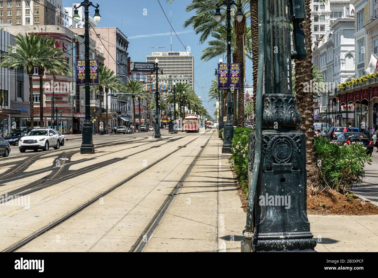 New Orleans, LOUISIANA, Stati Uniti. 05th agosto 2013. Canal Street con auto sui lati e cablears sul centro. Foto Stock