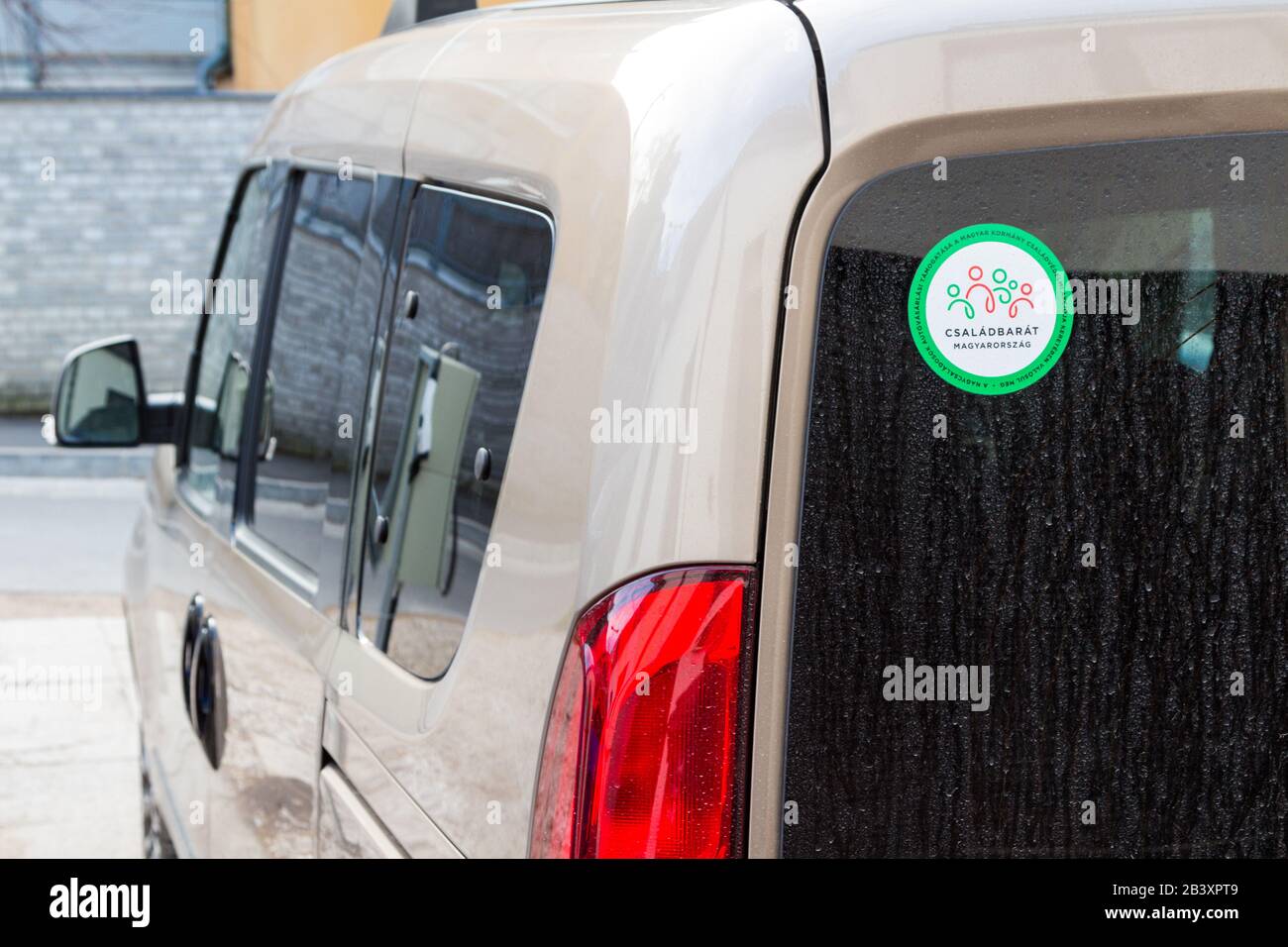 Csaladbarat Magyarorszag (Ungheria familiare) emblema logo su auto acquistata con l'aiuto di sovvenzioni statali, Sopron, Ungheria Foto Stock