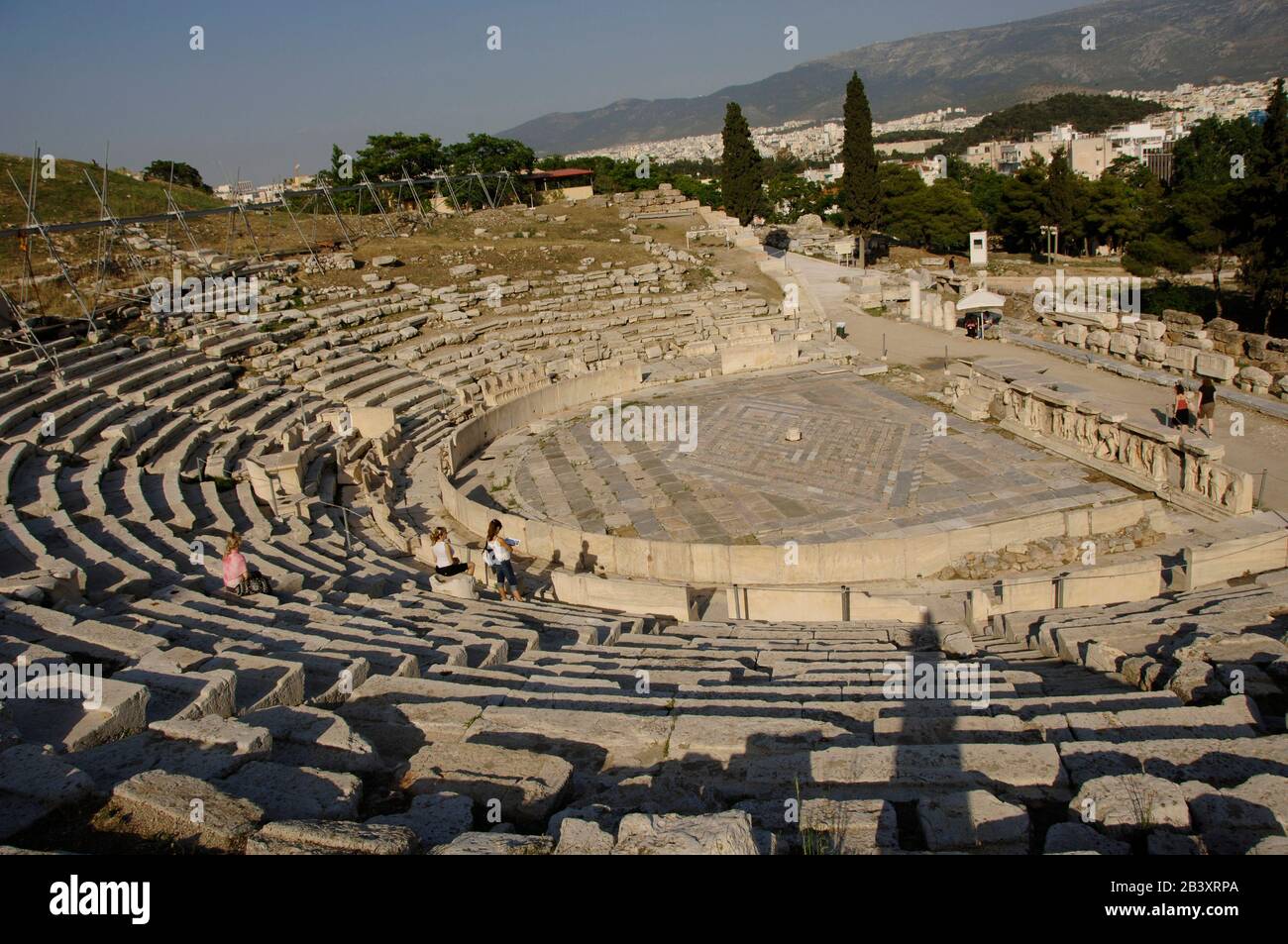 Grecia, Atene. Teatro di Dioniso. Panoramica dell'orchestra, pavimentata in marmo variolored, 5th secolo a.C. Foto Stock
