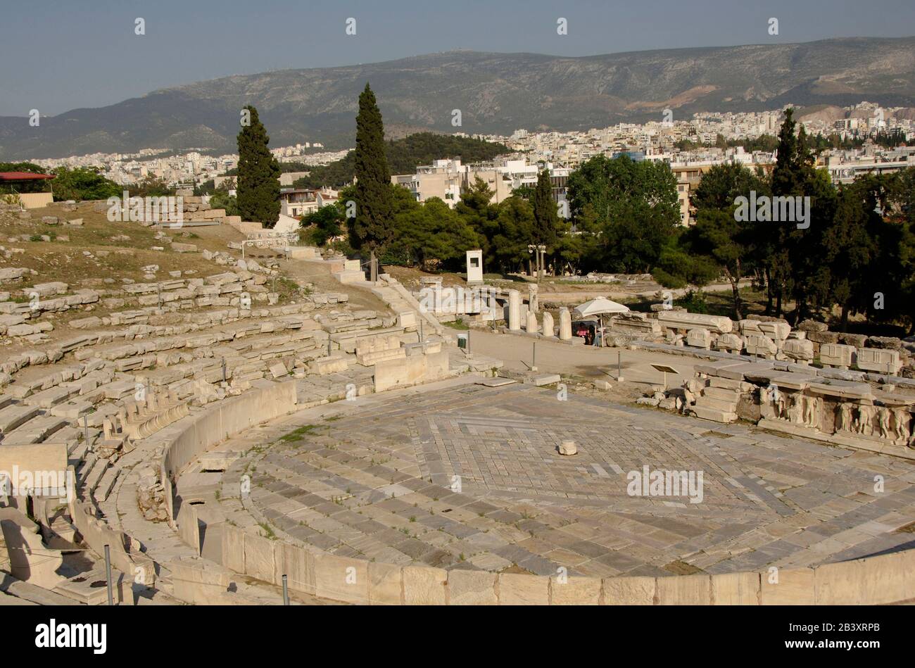 Grecia, Atene. Teatro di Dioniso. Panoramica dell'orchestra, pavimentata in marmo variolored, 5th secolo a.C. Foto Stock