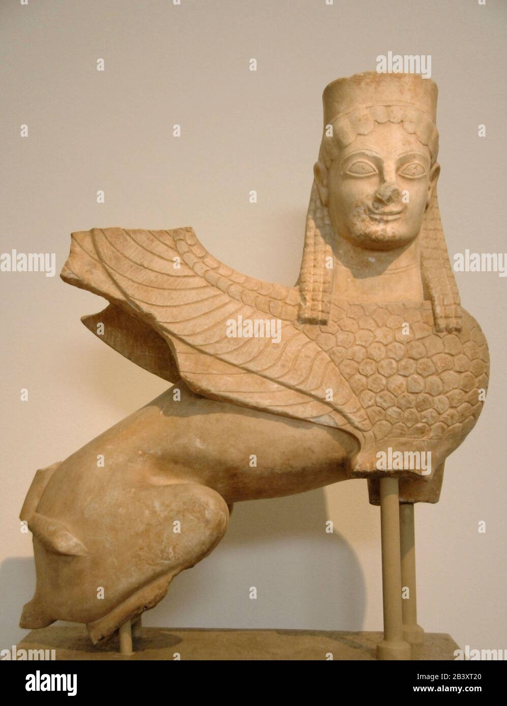 Periodo greco arcaico. Sfinge che incoronava una stele mortuaria, ca. 570 A.C. Si trova a Spata, Attica. Museo Archeologico Nazionale Di Atene, Grecia. Foto Stock