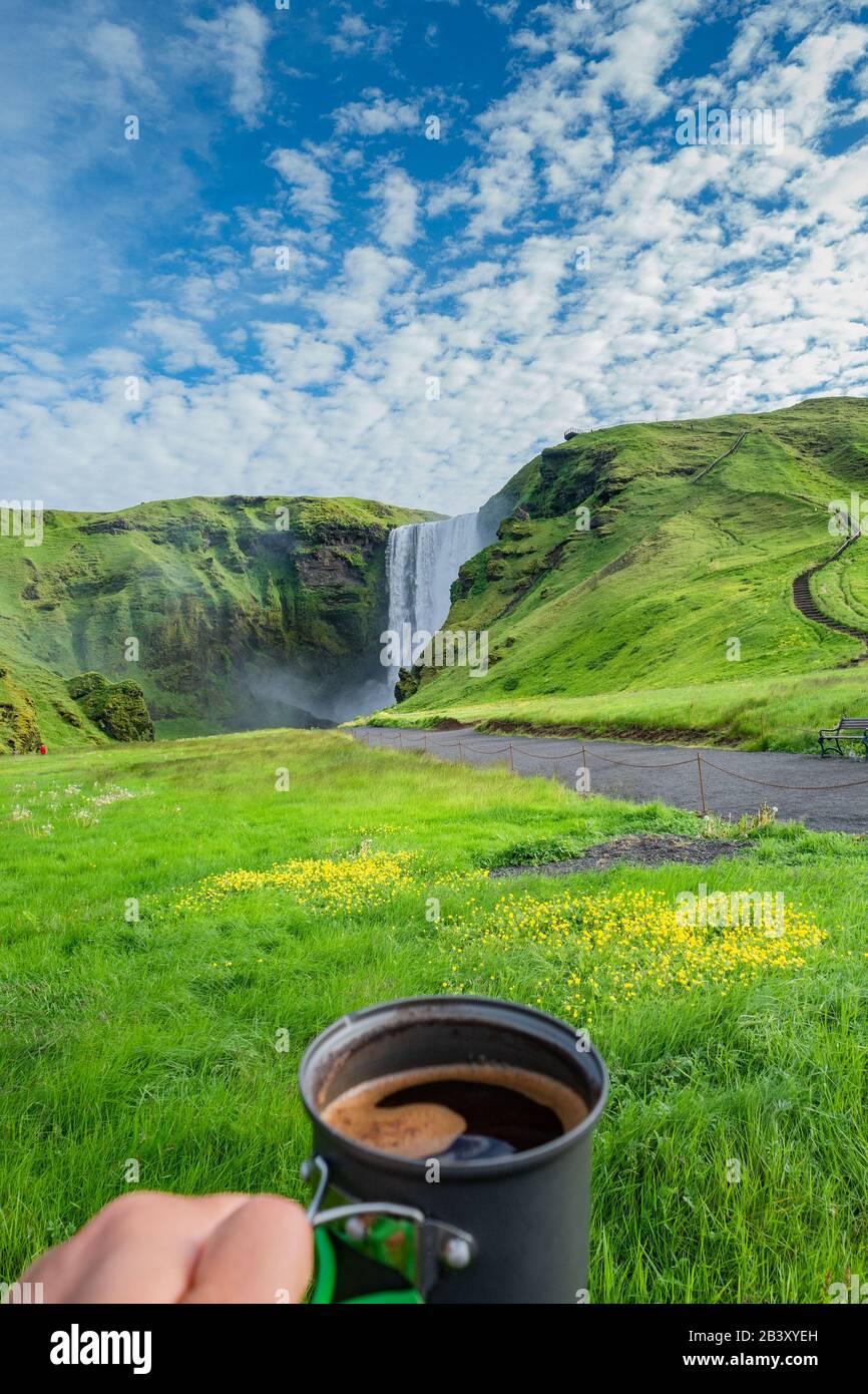 Caffè mattutino di fronte alla famosa cascata Skogarfoss, mentre escursioni  in Islanda Foto stock - Alamy