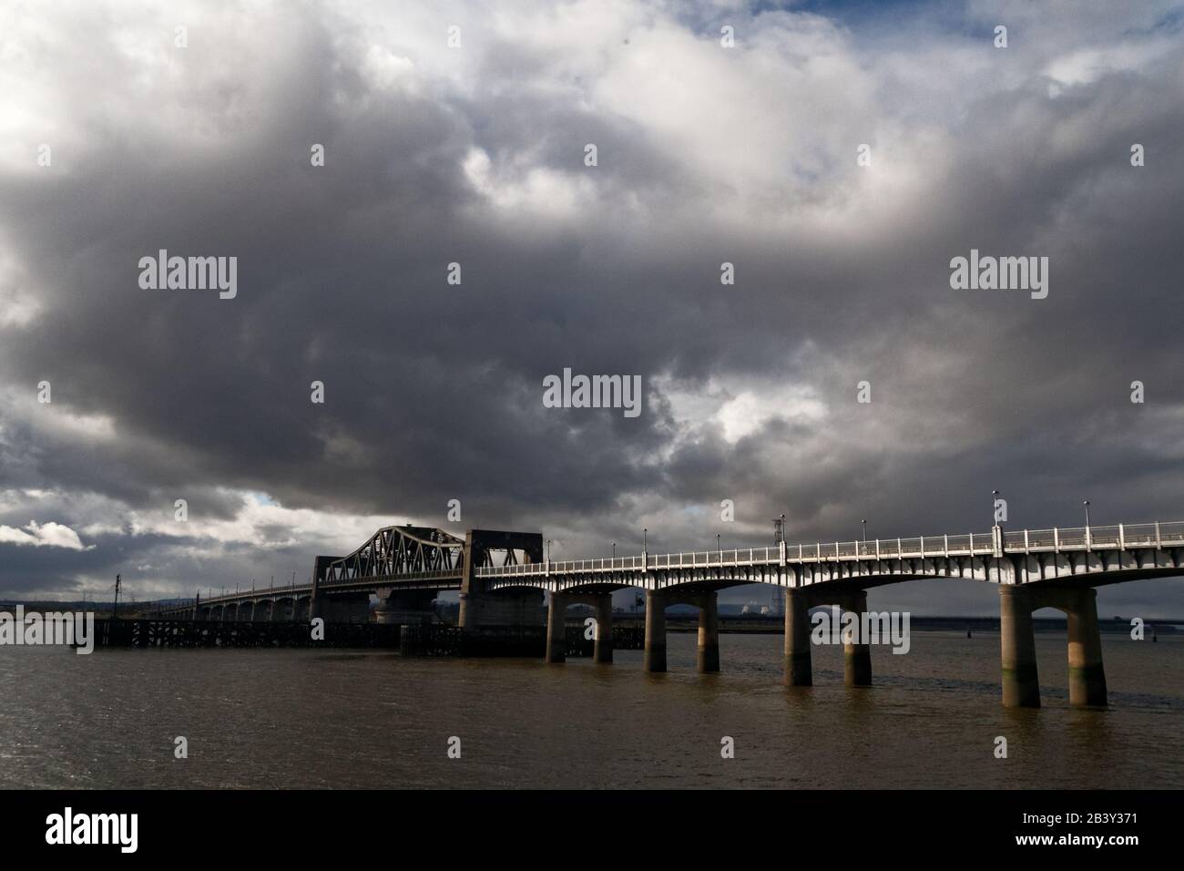 Kincardine sul Forth Bridge. Aperto nel 1936. Foto Stock