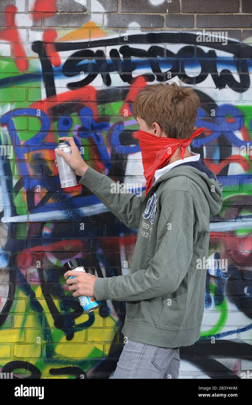 Jugendlicher, Sprayer, Graffiti Foto Stock