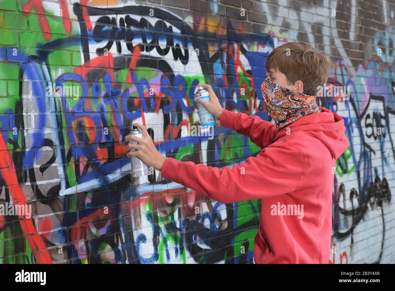 Jugendlicher, Sprayer, Graffiti Foto Stock