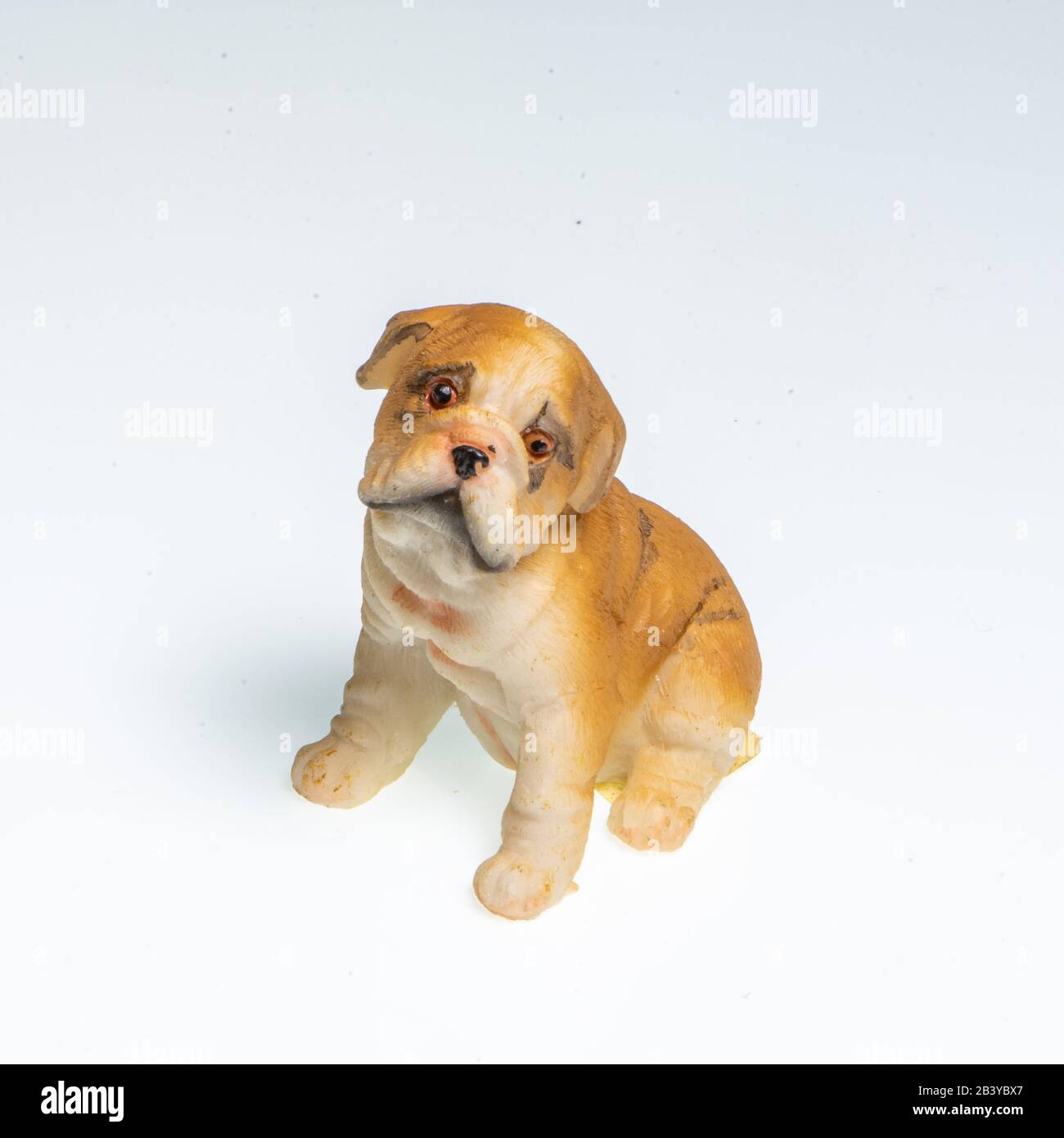 Miniatura raffigurante un cane inglese di razza Bulldog su sfondo bianco Foto Stock
