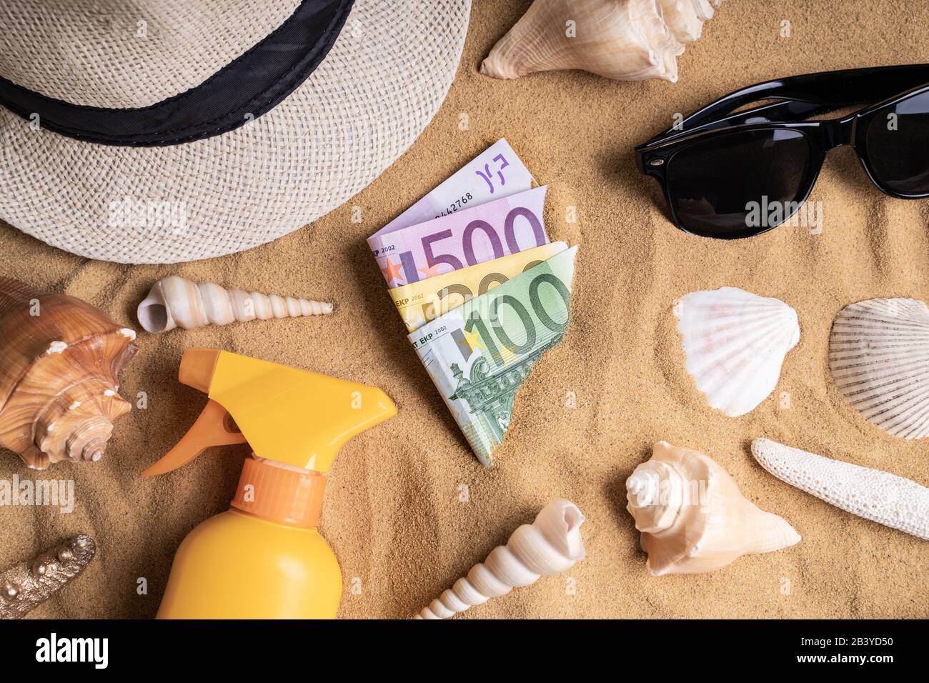 Euro In Sabbia Sulla Spiaggia Circondata Da Oggetti Foto Stock