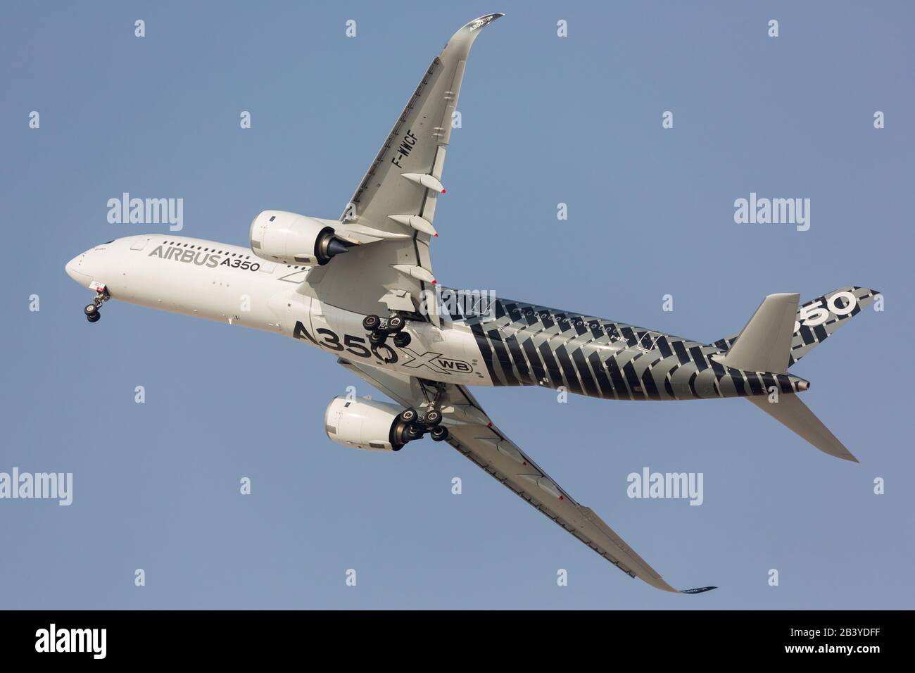 Dubai, Emirati Arabi Uniti - 08 novembre 2015: Airbus vola la A350 XWB al Dubai International Airshow, nuovo aereo di linea del produttore europeo di compagnie aeree Foto Stock