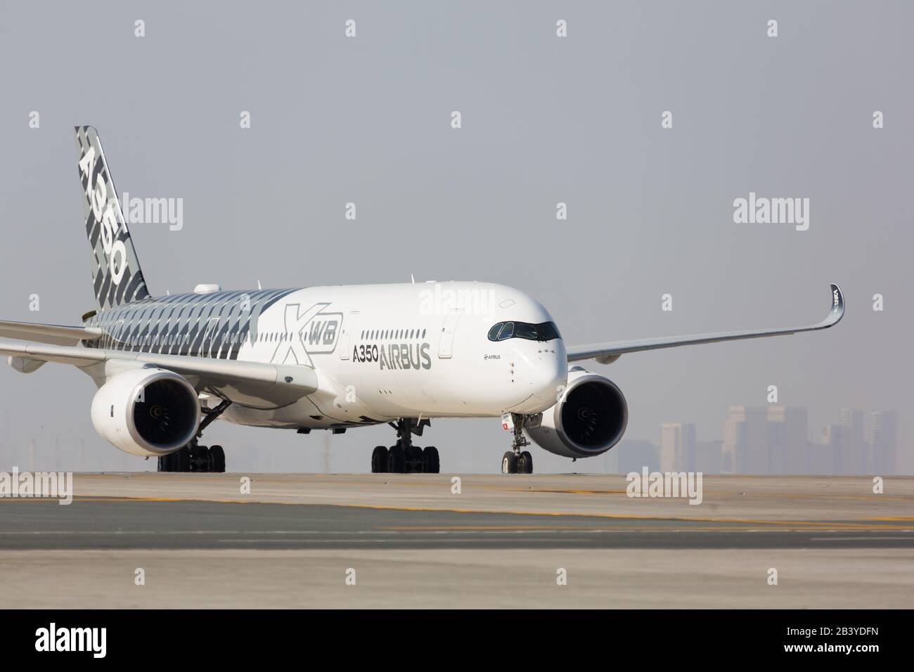Dubai, Emirati Arabi Uniti - 08 novembre 2015: Airbus vola la A350 XWB al Dubai International Airshow, nuovo aereo di linea del produttore europeo di compagnie aeree Foto Stock