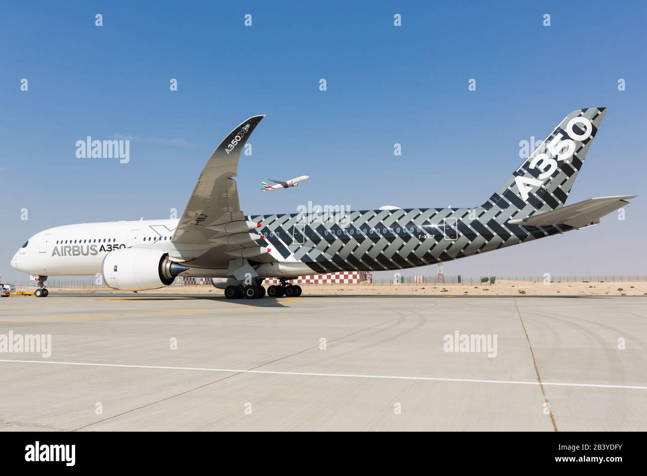 Dubai, Emirati Arabi Uniti - 08 novembre 2015: Airbus vola la A350 XWB al Dubai International Airshow, nuovo aereo di linea del produttore europeo di compagnie aeree Foto Stock