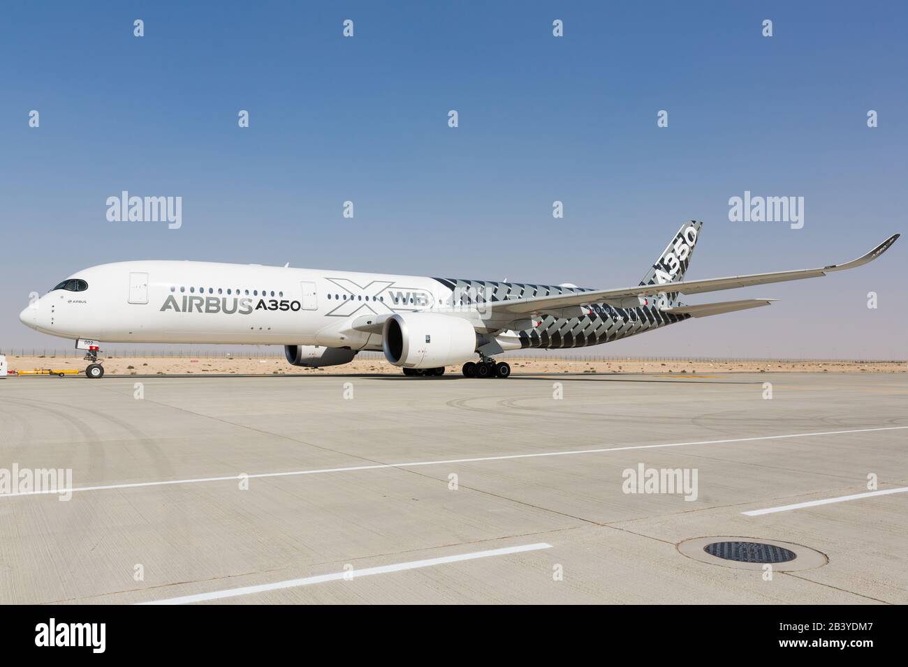 Dubai, Emirati Arabi Uniti - 08 novembre 2015: Airbus vola la A350 XWB al Dubai International Airshow, nuovo aereo di linea del produttore europeo di compagnie aeree Foto Stock