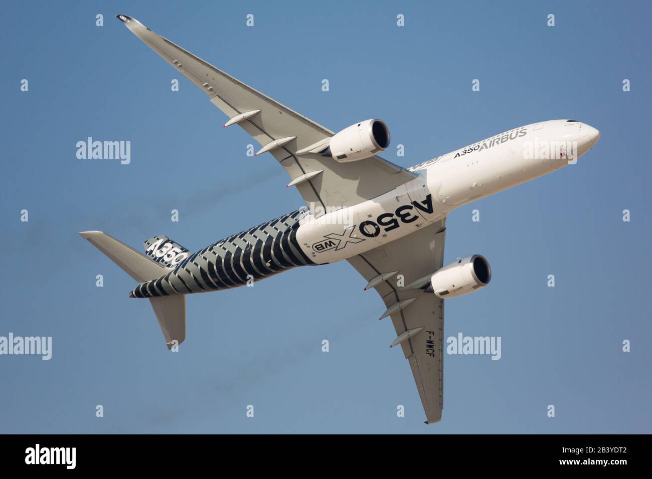 Dubai, Emirati Arabi Uniti - 08 novembre 2015: Airbus vola la A350 XWB al Dubai International Airshow, nuovo aereo di linea del produttore europeo di compagnie aeree Foto Stock