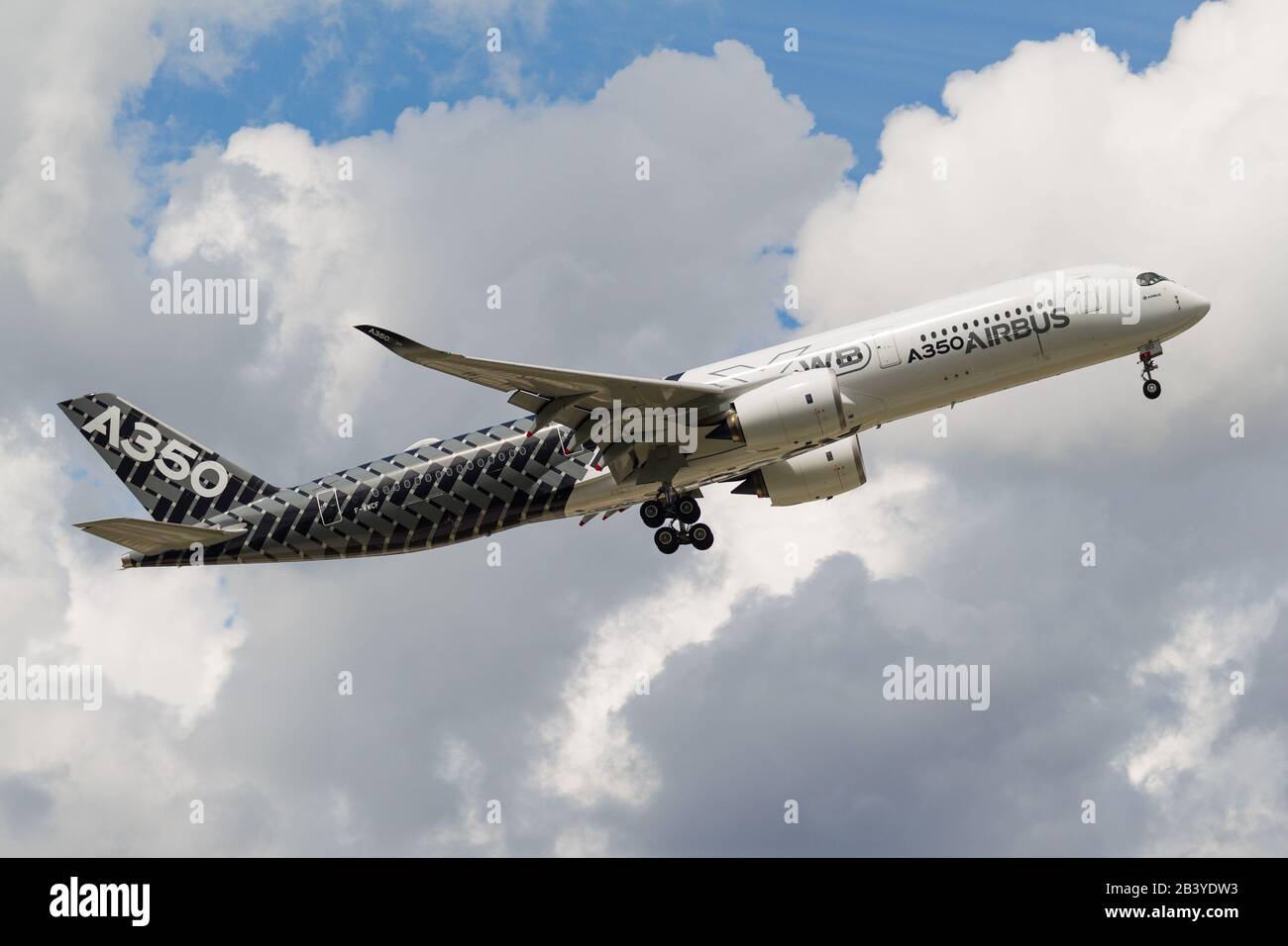 Manching, Germania - 18 giugno 2016: Airbus vola la A350 XWB all'Airbus Open Day, nuovo aereo di linea del produttore europeo di compagnie aeree Foto Stock