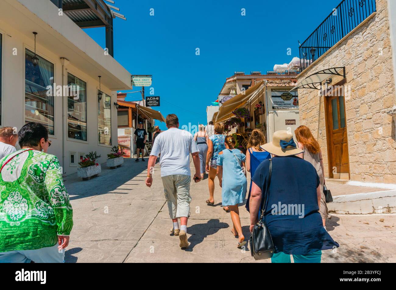 Omodos, Cipro - 07.06.2018: Turisti in escursione attraverso le accoglienti strade di un villaggio di montagna Foto Stock