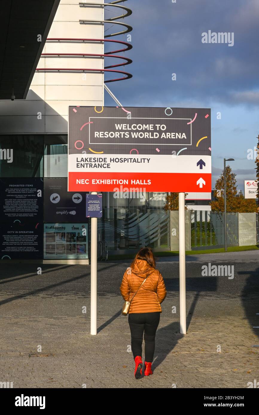 Birmingham, INGHILTERRA - DICEMBRE 2019: Persona che cammina sotto un segno che accoglie i visitatori della Resorts World Arena Foto Stock