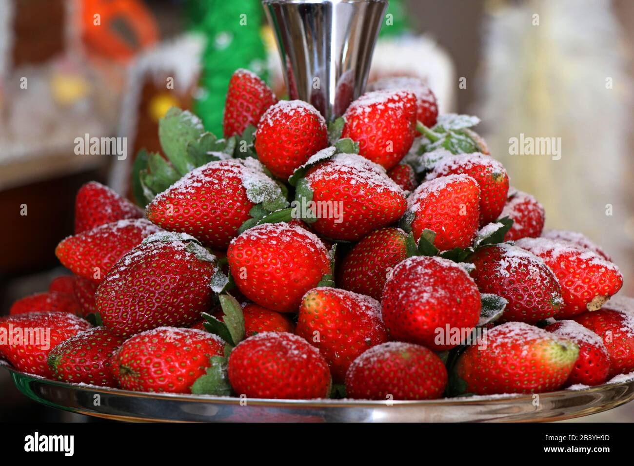 libera le fragole mature in un piatto Foto Stock