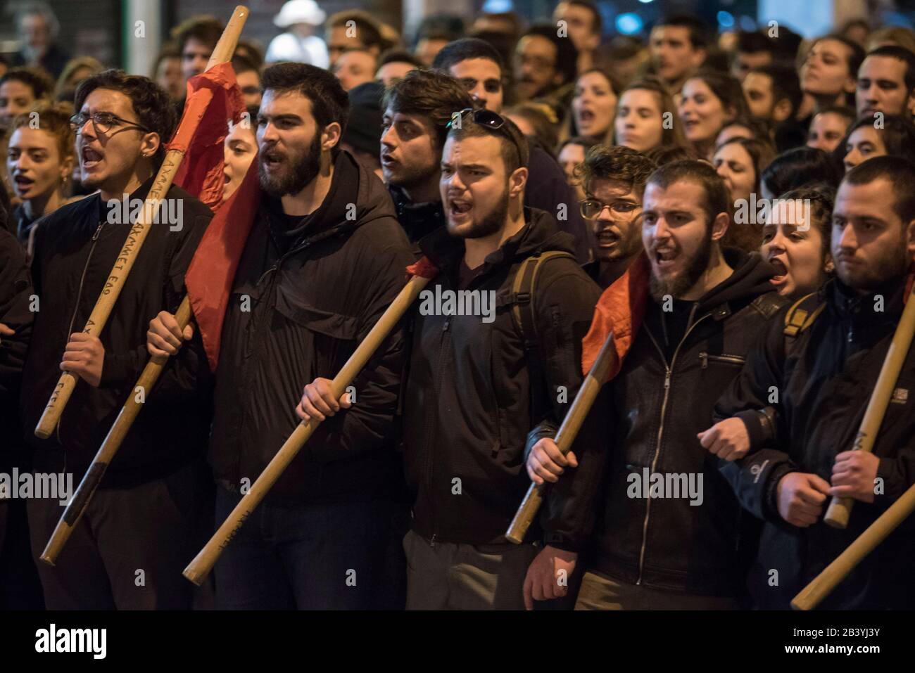 Atene, Grecia. 5th Mar, 2020. i manifestanti marciano gridando slogan solidali con i rifugiati e i migranti, chiedendo frontiere aperte. Migliaia di persone sono scesi in piazza per esprimere la propria solidarietà ai rifugiati e condannare le politiche di migrazione del governo, nonché i recenti attacchi ai rifugiati, ai giornalisti e agli operatori delle ONG da parte dei neonazisti greci. Credito: Nikolas Georgiou/Alamy Live News Foto Stock