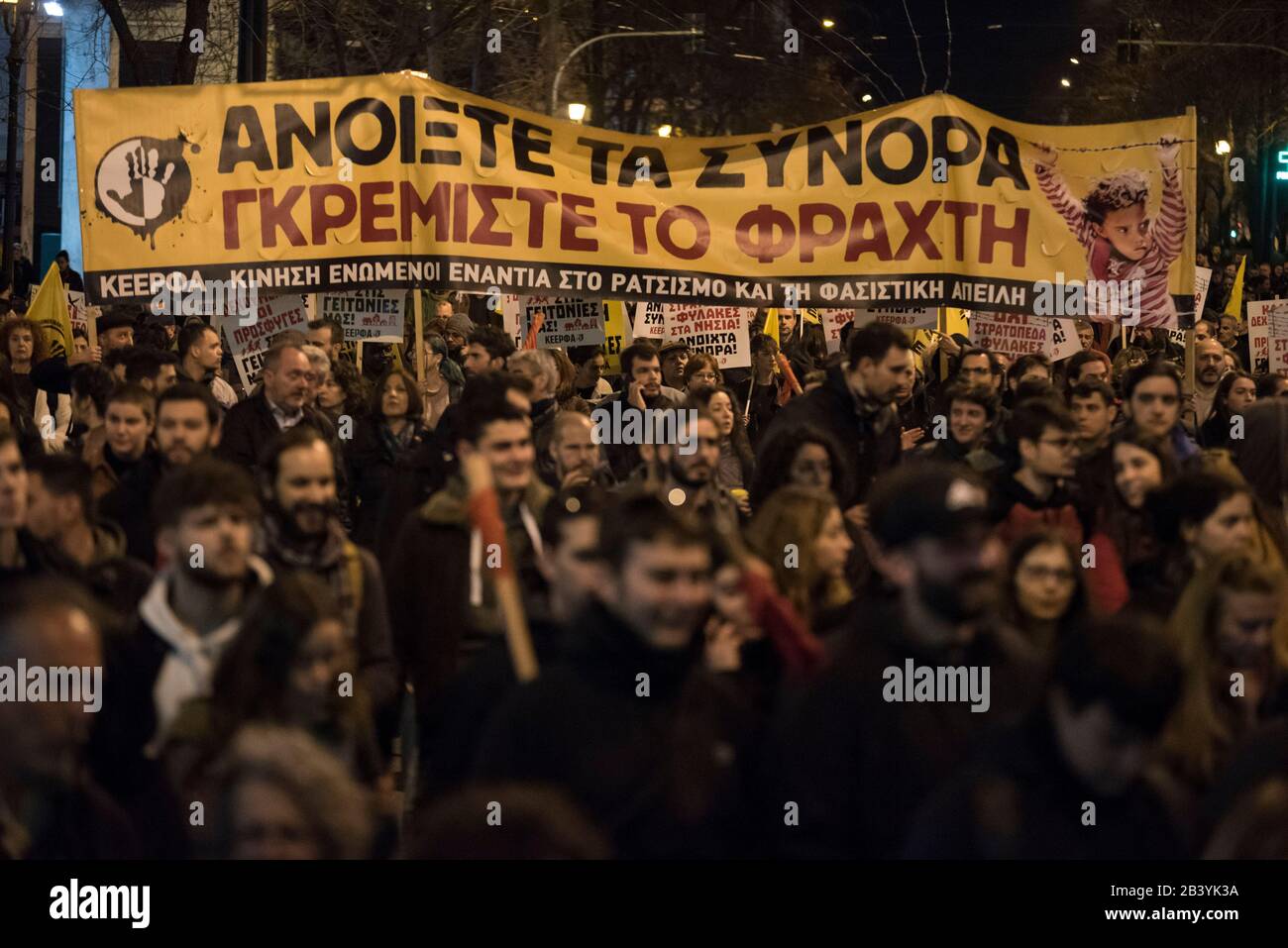 Atene, Grecia. 5th Mar, 2020. i manifestanti marciano gridando slogan solidali con i rifugiati e i migranti, chiedendo frontiere aperte. Migliaia di persone sono scesi in piazza per esprimere la propria solidarietà ai rifugiati e condannare le politiche di migrazione del governo, nonché i recenti attacchi ai rifugiati, ai giornalisti e agli operatori delle ONG da parte dei neonazisti greci. Credito: Nikolas Georgiou/Alamy Live News Foto Stock