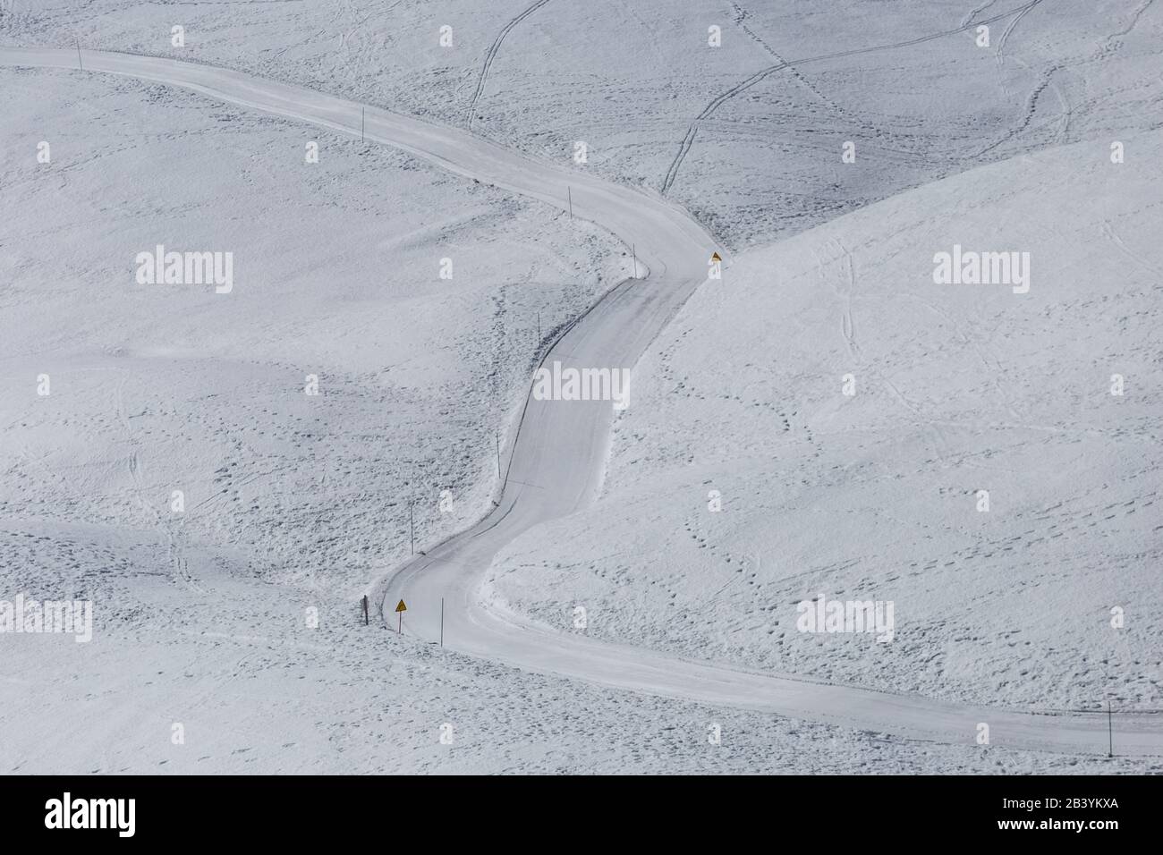 Strada persa in un deserto nevoso senza nessuno Foto Stock