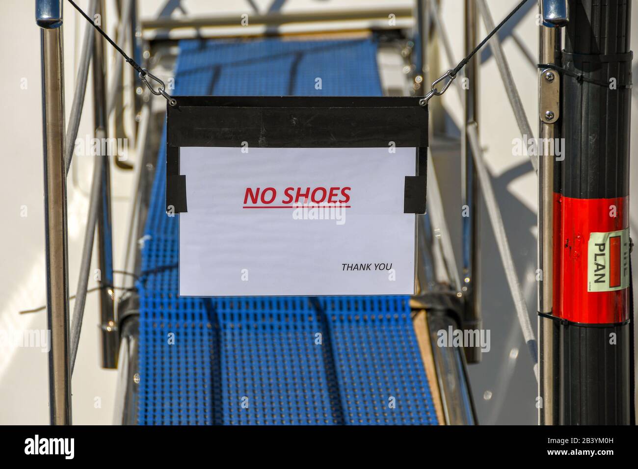 Cannes, FRANCIA - APRILE 2019: Cartello con la scritta "no shoes" sulla passerella di un lussuoso yacht a motore a Cannes Foto Stock