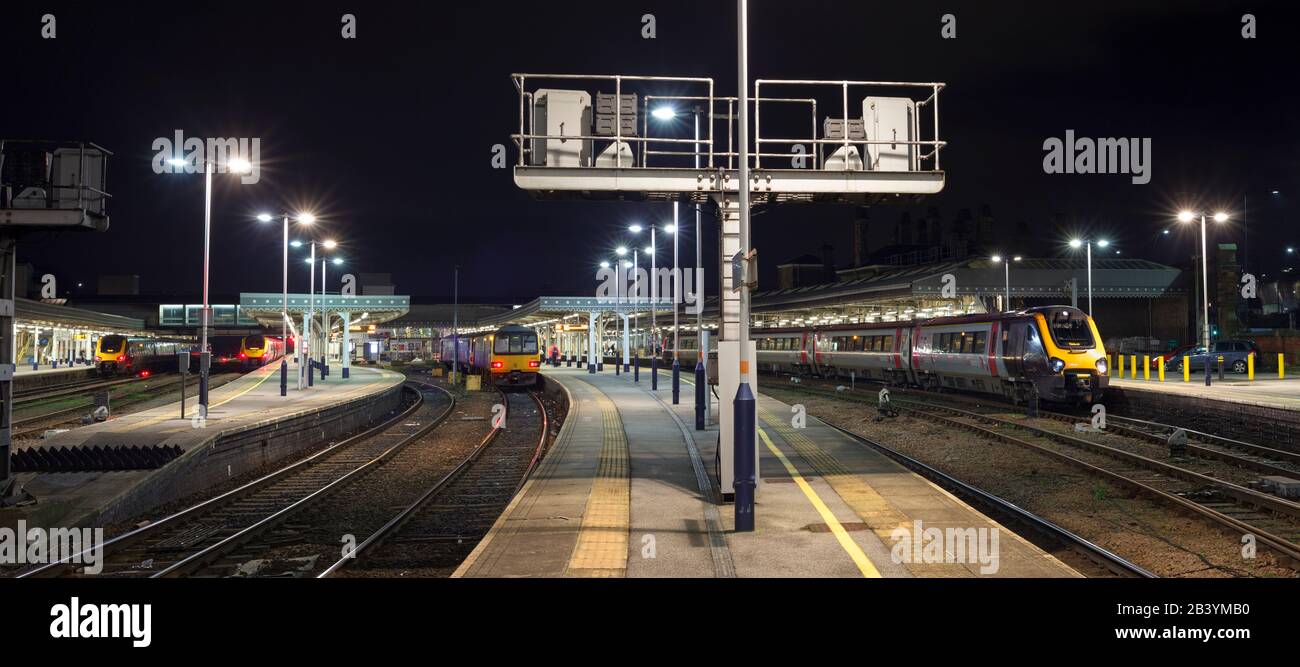 Abiglio East Midlands Railway (seconda a sinistra), arriva Northern (M) e arriva Crosscountry treni (sinistra e Destra) alla stazione ferroviaria di Sheffield Foto Stock
