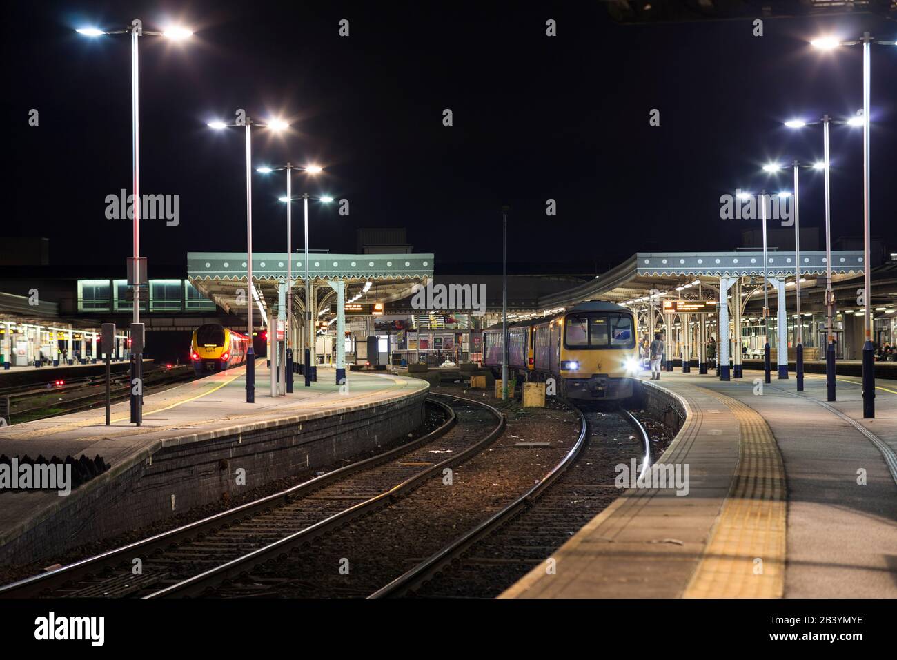 Treno Nord classe 144 pacer 144006 (+144005 dietro i buffers) alla stazione ferroviaria di Sheffield Foto Stock