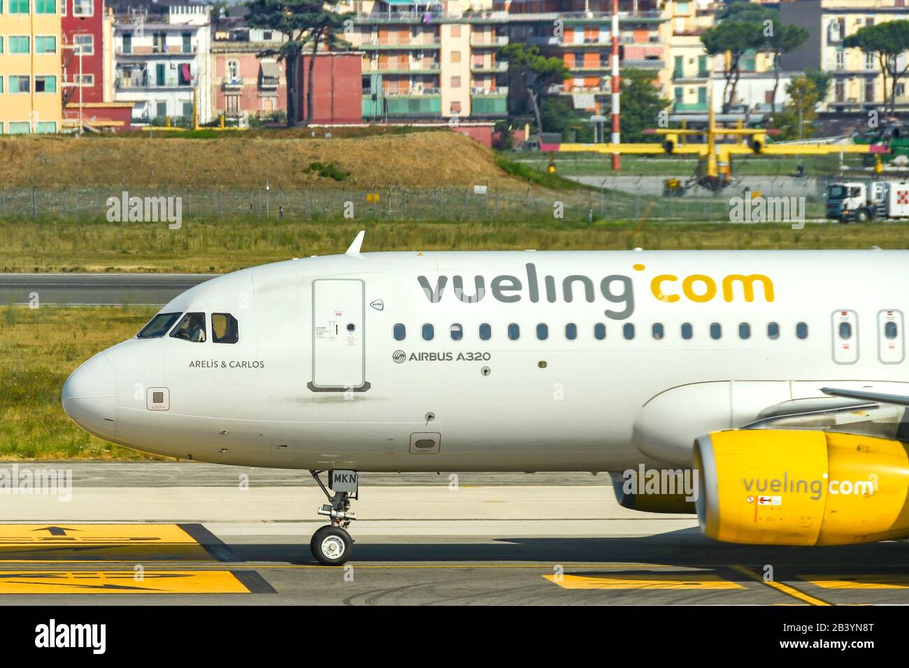 Napoli, ITALIA - AGOSTO 2019: Airbus A320 Airliner a corto raggio gestito dalla compagnia aerea spagnola Vueling taxiing per il decollo all'aeroporto di Napoli Foto Stock
