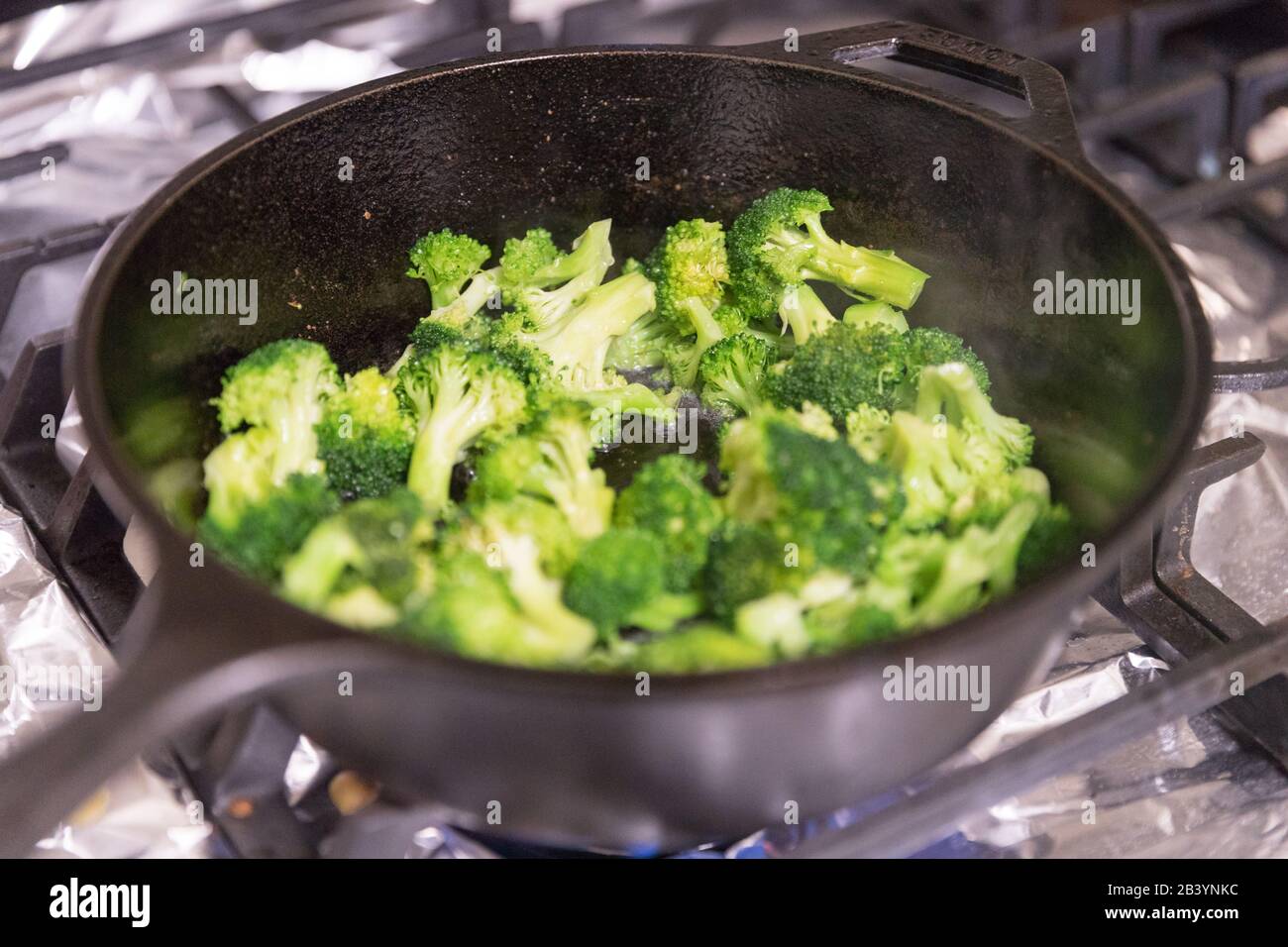 broccoli. friggere in una padella. - Immagine Foto Stock