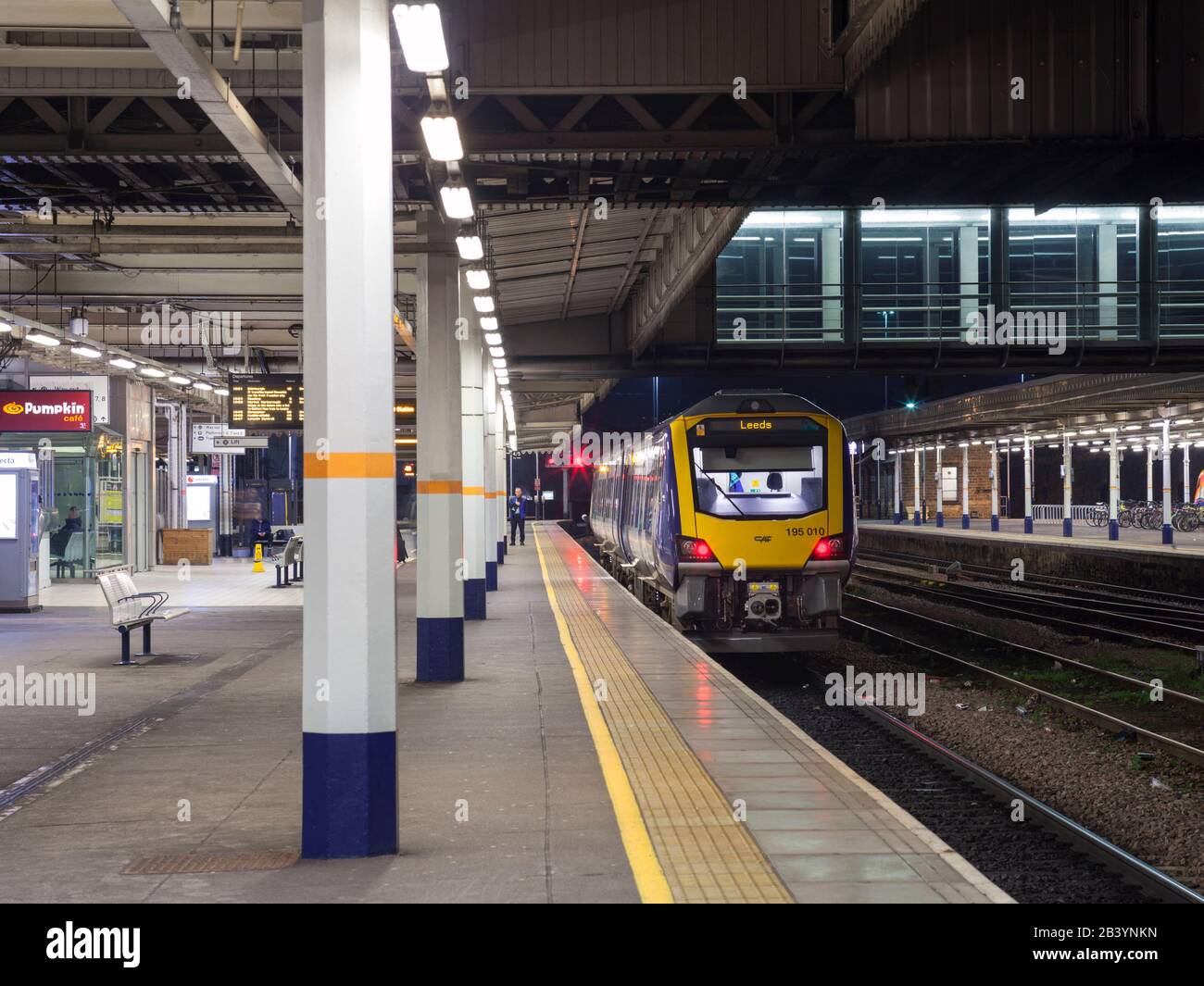 Northern Rail CAF classe 195 diesel treno 195010 presso la stazione ferroviaria di Sheffield che lavora a Nottingham per il treno di Leeds. Foto Stock