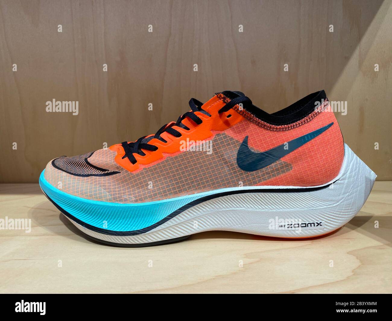 Long Beach, Stati Uniti. 19th Feb, 2020. Vista dettagliata della scarpa da  running Nike ZoomX Vaporfly NEXT%. Il piatto da corsa è dotato di un platee  in carbonio integrale e di una