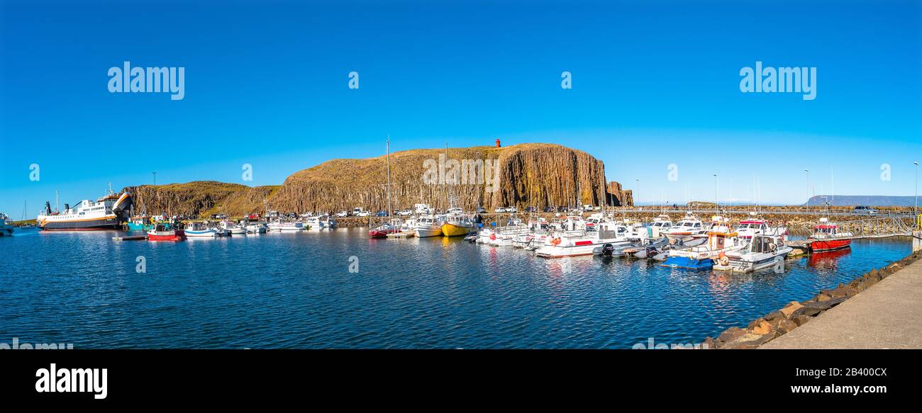Vista panoramica sul centro di Stykkisholmur (Stykkish) e sul porto con molti ristoranti di pesce, yacht, barche e una nave ferry verso Western Fjords, Ice Foto Stock