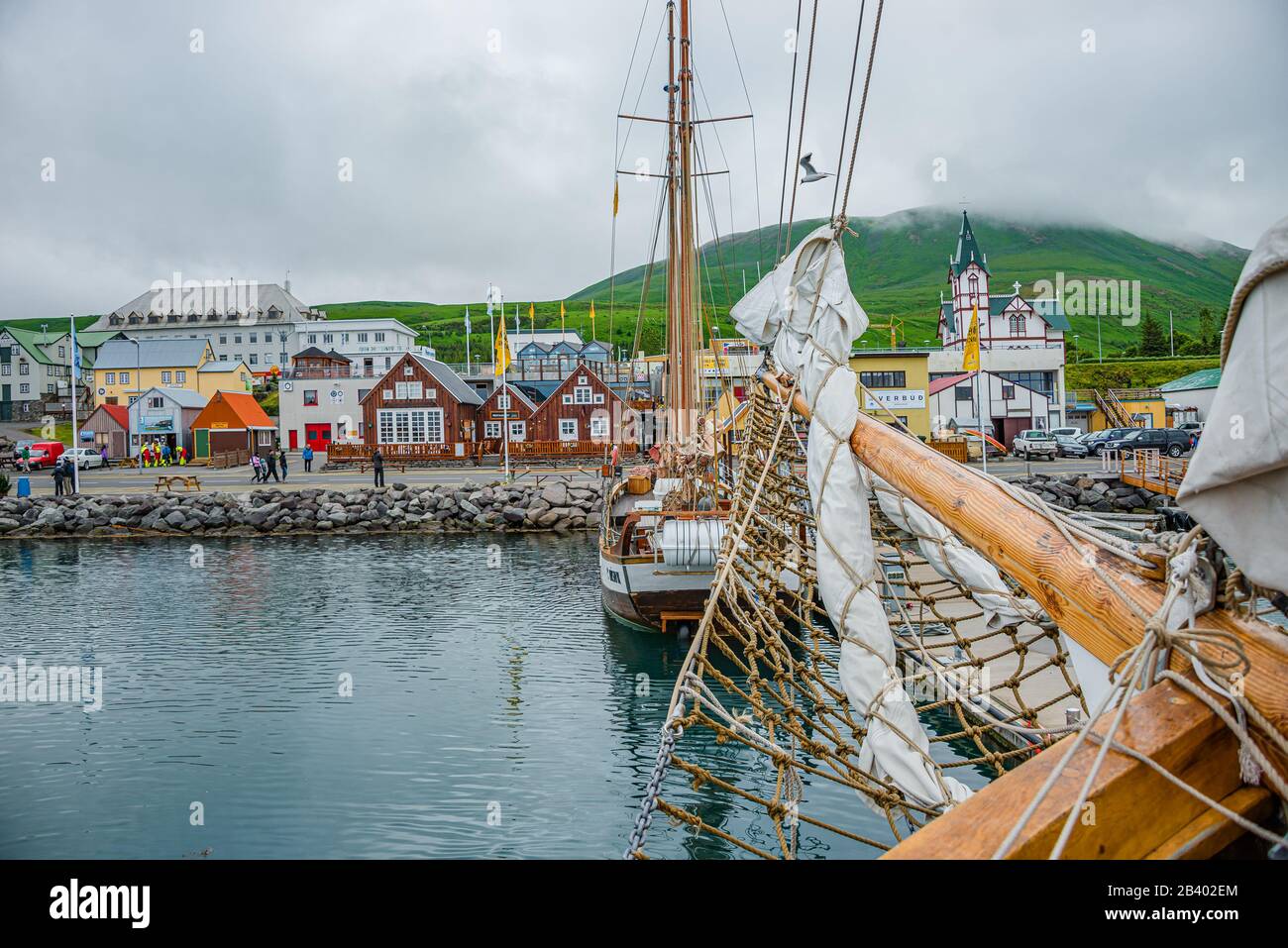 Vista panoramica sul centro di Huslavik e sul porto con molti ristoranti di pesce e agenzie di tour per l'avvistamento delle balene, Islanda Foto Stock