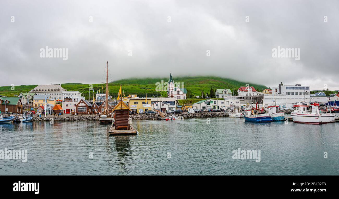 Vista panoramica sul centro di Huslavik e sul porto con molti ristoranti di pesce e agenzie di tour per l'avvistamento delle balene, Islanda Foto Stock
