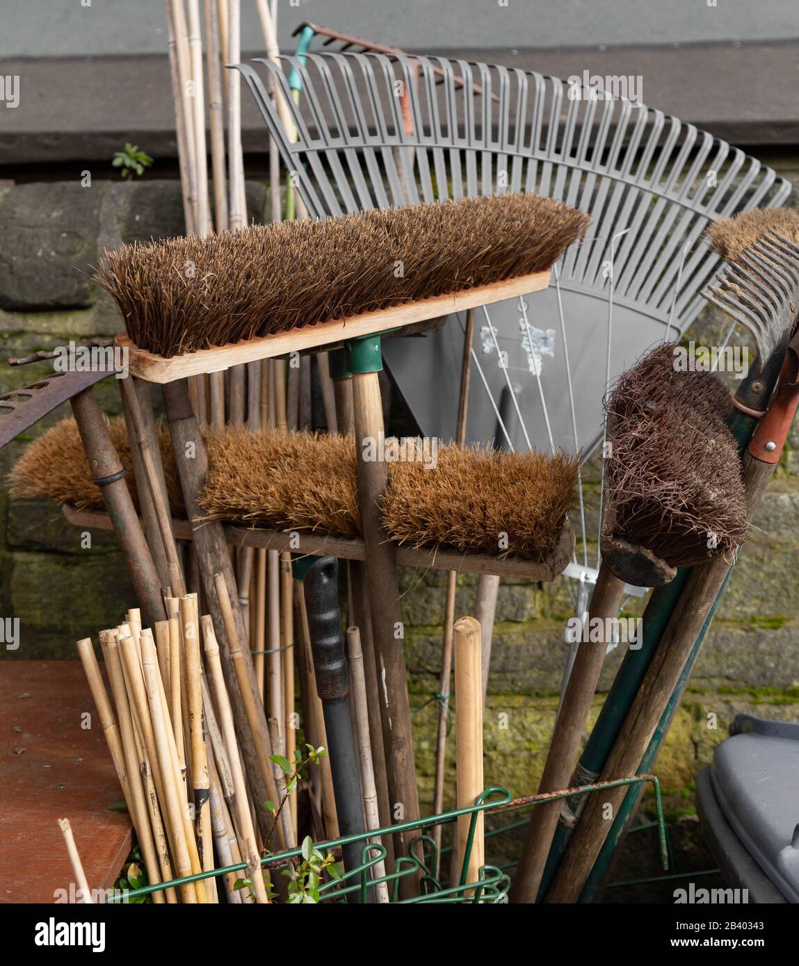 Una collezione di attrezzi da giardinaggio. Foto Stock