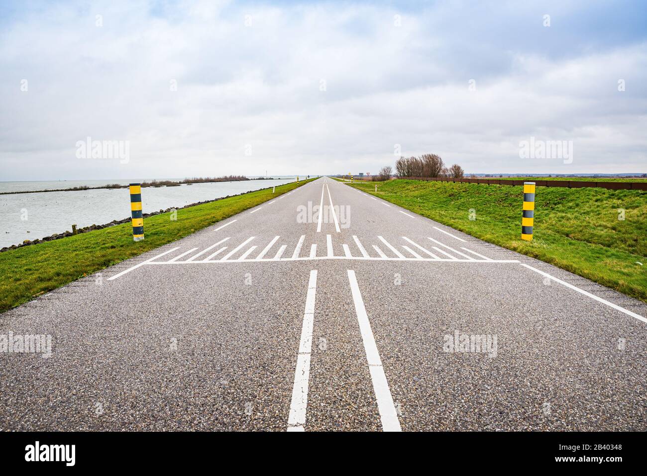 La strada N701 tra Almere e Lelystad nei Paesi Bassi che divide la riserva naturale e Markermeer Foto Stock