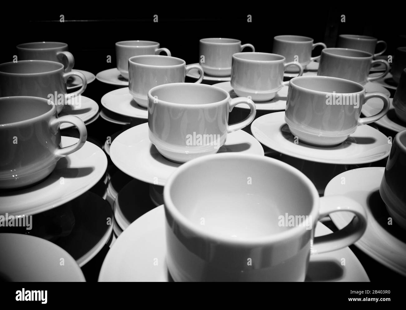 Tazze da caffè impilate durante una riunione. Foto Stock