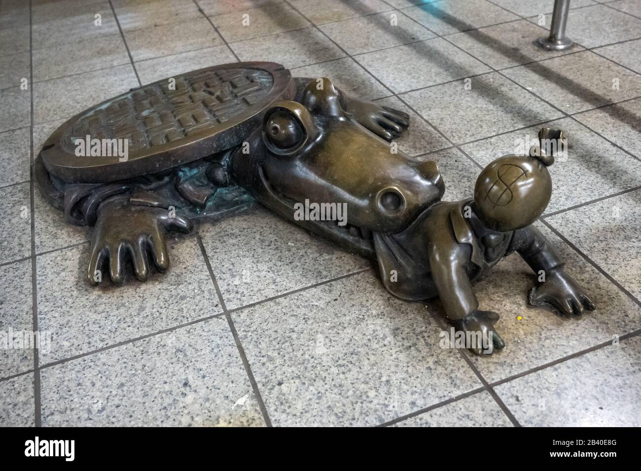 New York, Stati Uniti, 5 Marzo 2019. Una scultura in bronzo che si riferisce alla leggenda urbana di un alligatore che strisciare fuori da sotto una copertura fognaria, parte di un seri Foto Stock
