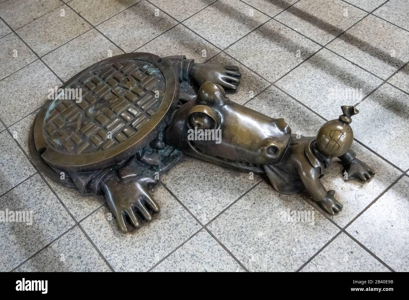 New York, Stati Uniti, 5 Marzo 2019. Una scultura in bronzo che si riferisce alla leggenda urbana di un alligatore che strisciare fuori da sotto una copertura fognaria, parte di un seri Foto Stock
